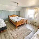 10 Person In Vevang-by Traum *