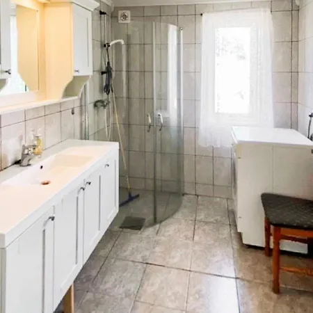 Holiday home Five-bedroom In 1 *