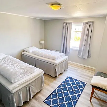 Holiday home Five-bedroom In 1 *